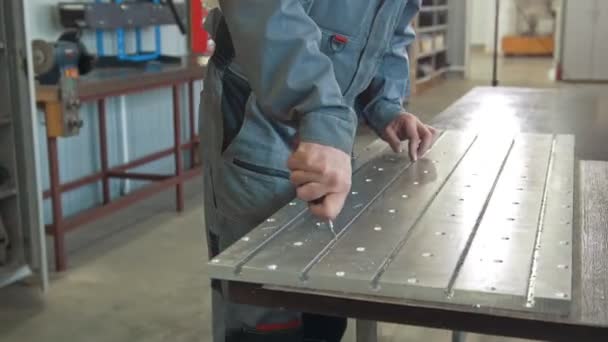 Male hands makes chamfering removing burrs on metal panel with a scraper — Stock Video