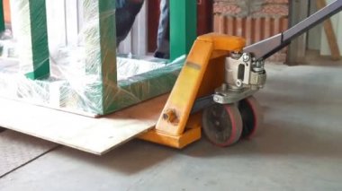 Erkek işçiler sepeti metal yapı ile fabrika ile çekerek