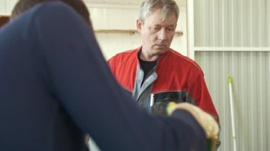 İki adam işçi sanayi Cnc makineleri imalatı
