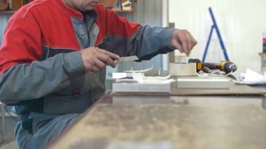 Endüstriyel Cnc makine üretimi için nesne ile çalışan adam