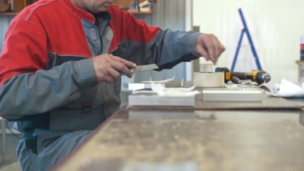 Homem trabalhando com objeto de metal para a fabricação de máquinas CNC industriais — Vídeo de Stock