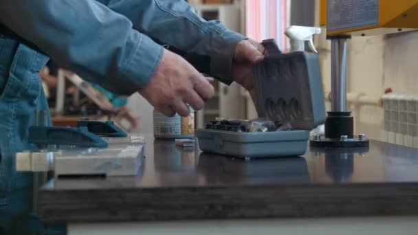 Mani maschili tira fuori i dettagli dalla scatola per la produzione di macchine CNC — Video Stock
