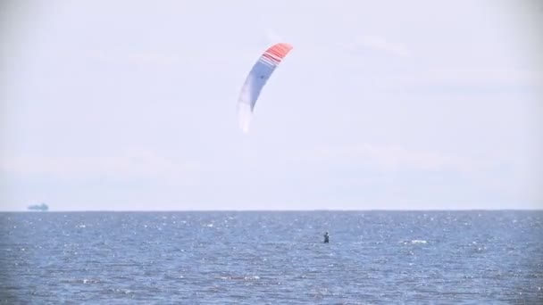 Denize düşen kiteboard üzerinde kitesurfer — Stok video