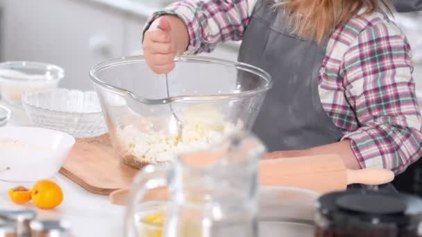 Küçük Kız Baker Kurabiye Hamuru Tadı Yakın Çekim — Stok video