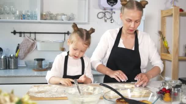 Moeder met haar dochter beeldhouwt kwark pannenkoeken — Stockvideo