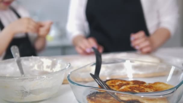 Aranyos anya és lánya főzés palacsintát és taps a kezét — Stock videók