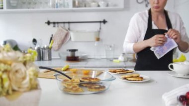 Çekici kadın kendi elleri krep meyve ile hazırlanmış dekorasyon