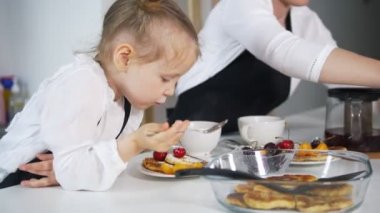 Küçük kız anne içki çayını ev yapımı peynir krep ile