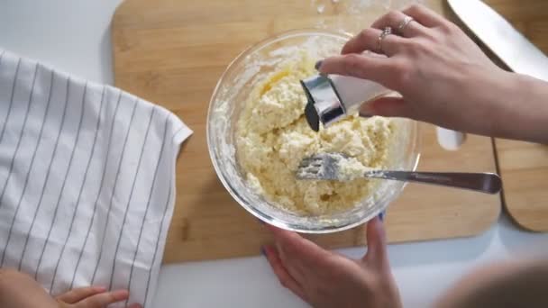 Las manos femeninas ponen ingredientes en la masa para panqueques de requesón — Vídeo de stock