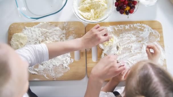 Mamá con su hijita forma panqueques con sus manos — Vídeo de stock