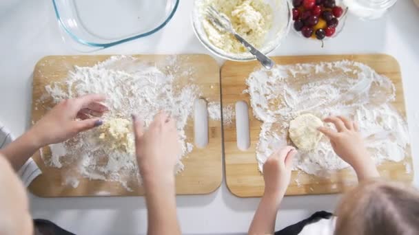 Madre y su hija pequeña preparando panqueques caseros de requesón — Vídeo de stock