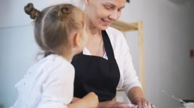 Güzel anne ve küçük kızı birlikte krep pişirme