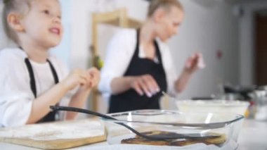 Sevimli küçük kız yemek annesiyle birlikte mutfakta krep