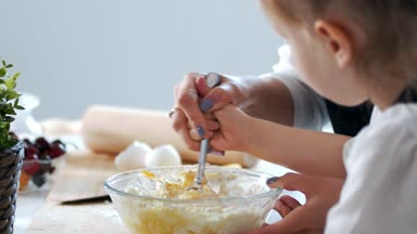 Anne ve kızı krep hazırlamaya hamur karıştırma