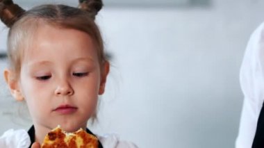 Genç Anne besleme ona kızı ev yapımı krep Bakımı