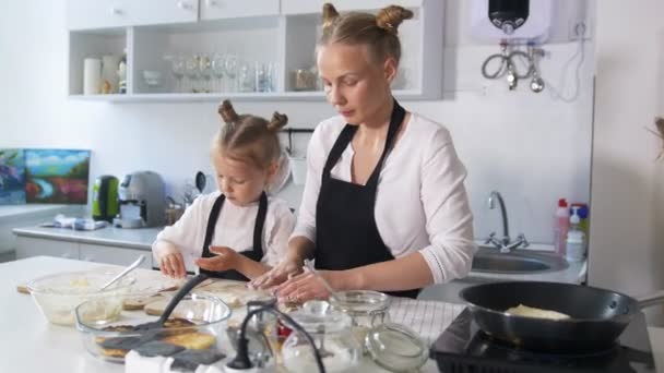 Mladá matka s dítětem, společné vaření domácí palačinky — Stock video