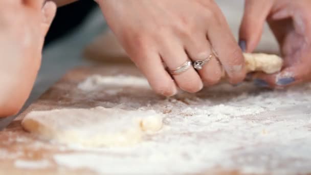 Mani di madre e figlia che formano frittelle fatte in casa dalla pasta — Video Stock