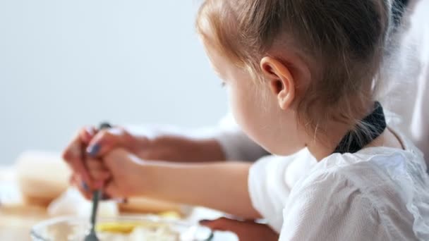 Madre mano con il suo bambino mescolando l'impasto per la preparazione di frittelle — Video Stock