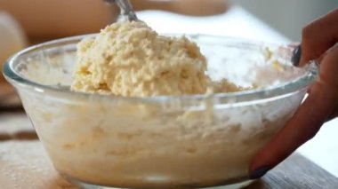 Cam kasede bir çatal ile hamur karıştırma eller