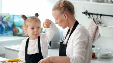 Anne ve küçük kızı dekorasyon Gıda meyve için hazırlanıyor