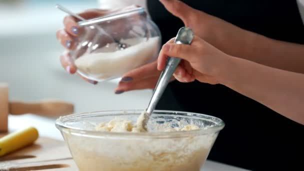 Mamma e bambino mettono lo zucchero e mescolando la pasta per frittelle — Video Stock