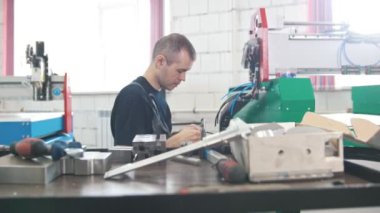 Elektrikçi bitki üzerinde enerji ekipman parçaları ile çalışır