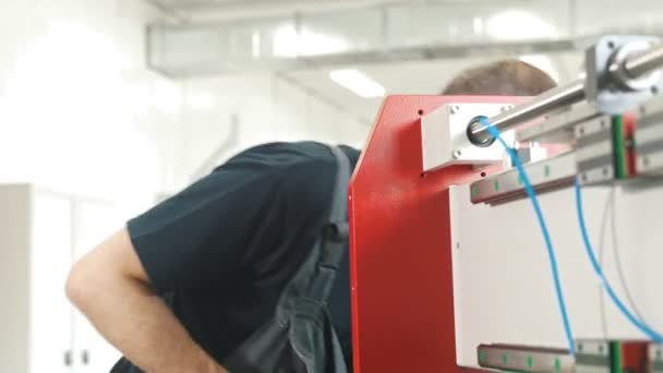Elektriker i overaller arbetar med energi panel och maskiner utrustning på anläggningen — Stockvideo