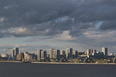 Kazan, Rusya Federasyonu - 7 Haziran 2018: Cityscape nehir bulutlar üzerinde şehrin üzerinde asılı