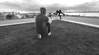 Genç kadın akrobatik elemanları, kız onun smartphone üzerinde çekim gerçekleştirme