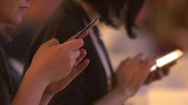 Eller üstünde onların telefon bir konferansta yazma kadınların