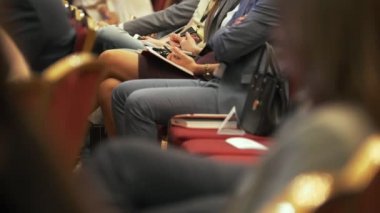 İnsanlar üzerinde dinleme ve yazma iş Konferansı'nda yerlerini