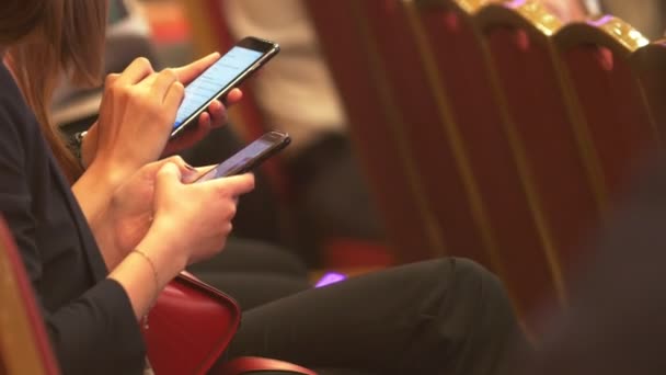 Handen van vrouwen met gadgets op handelsconferentie — Stockvideo