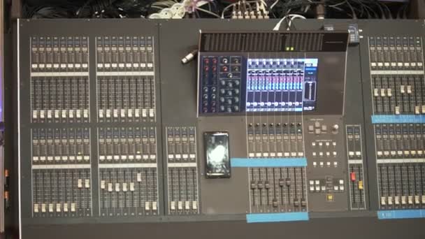 Funktionierendes professionelles Soundmischpult für Soundkontrolle — Stockvideo
