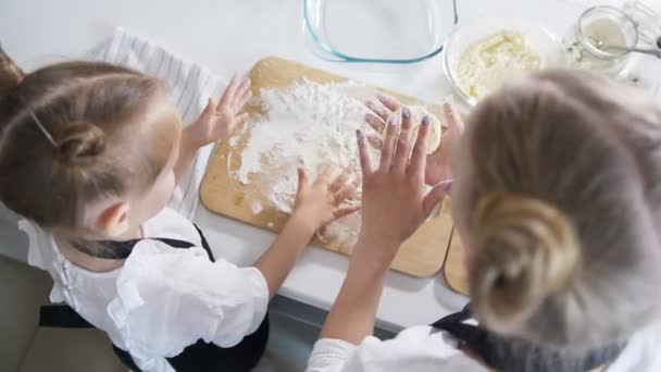 Mor och hennes lilla dotter förbereda hemgjord keso pannkakor — Stockvideo