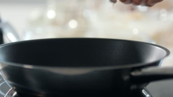 Woman put in the pan homemade cottage cheese pancakes — Stock Video