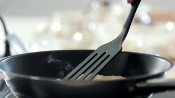 Panqueques caseros en forma de papas fritas en la sartén — Vídeo de stock