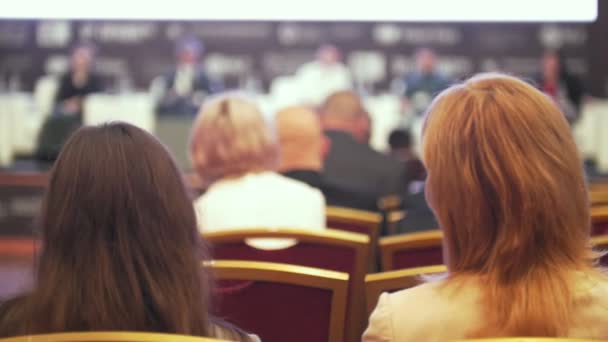 Veel mensen zitten in de grote zaal op handelsconferentie — Stockvideo