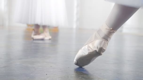 Ballet dans in studio - schoenen op woomans voeten — Stockvideo
