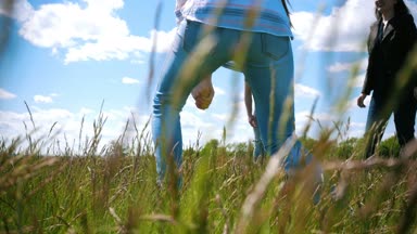Sahada yürüyüş ve doğada eğleniyor genç arkadaş grubu