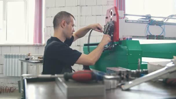 Porträtt av elektriker på overaller arbetar med energi panel och maskiner utrustning på anläggningen — Stockvideo