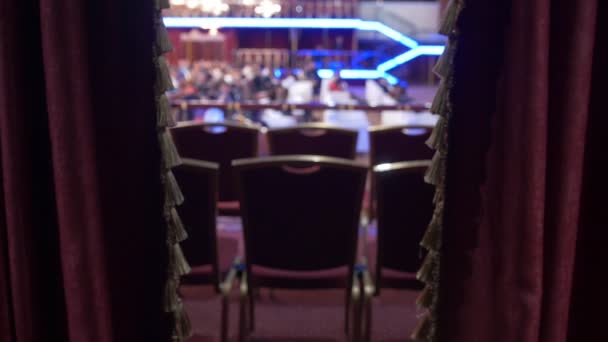 Leere Stühle in der Vip-Zone bei Business-Konferenz vor dem Auditorium — Stockvideo