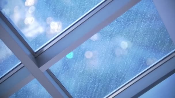 Csepp víz az esti ablak - éjszakai fények az üvegen keresztül — Stock videók