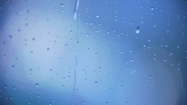 Gotas de lluvia en el cristal de la ventana - tono azul — Vídeo de stock