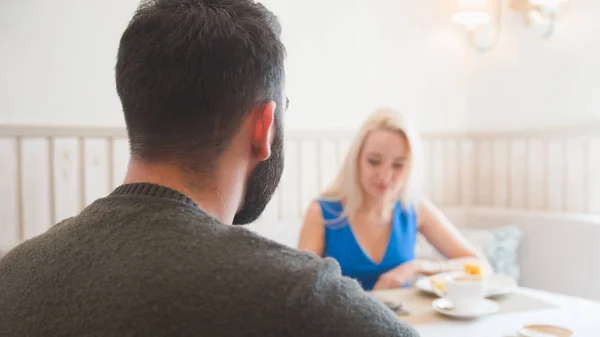 Glad kaukasiska par tar desserter och talande på café — Stockfoto