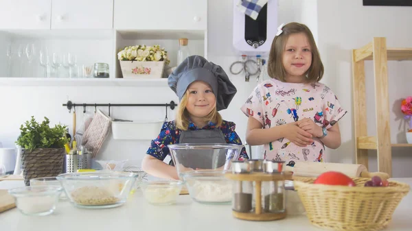 Портрет двух девушек на кухне перед готовкой — стоковое фото
