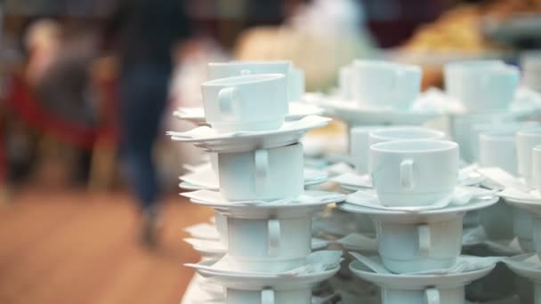 Set di tazze da caffè sul servizio di catering alla conferenza — Video Stock