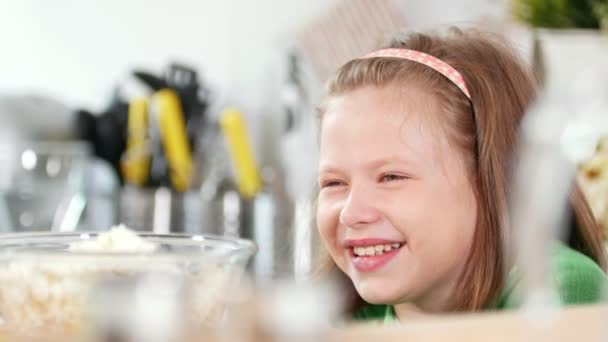 Πορτρέτο του αστεία μικρό κορίτσι γελώντας στο μαγείρεμα στούντιο — Αρχείο Βίντεο