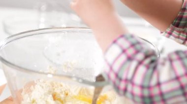 Küçük kız hamur süzme peynir Krep Pişirme Studio için yumurta koyar