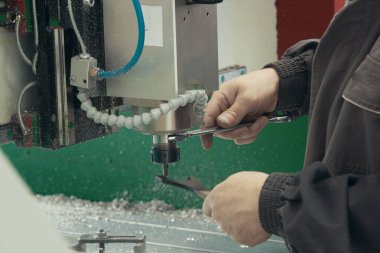 Torna ile eller ile Cnc Makine Fabrikası'nda çalışan erkek çalışma