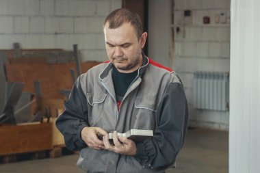 Yetişkin adam üniformalı metal detayı ile Cnc makine fabrikada torna ile çalışma